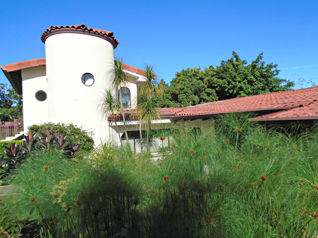 Casa Colonial Española de Una Planta con Apartamento