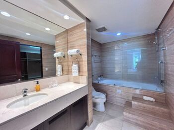 Alquiler de apartamento en Los Laureles Escazú  in San Rafael, Escazú, San José — $1,600 - Photo 4 of 13