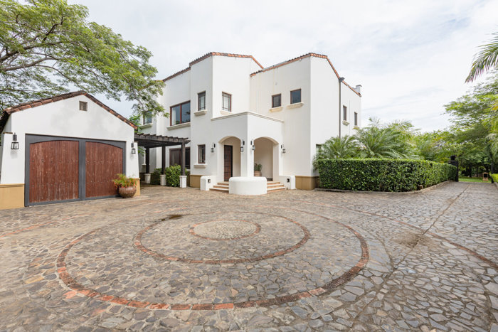 Casa Colonial Española de Lujo en Hacienda Pinilla en Tamarindo, Santa Cruz, Guanacaste — $1,795,000 - Foto 2 de 41