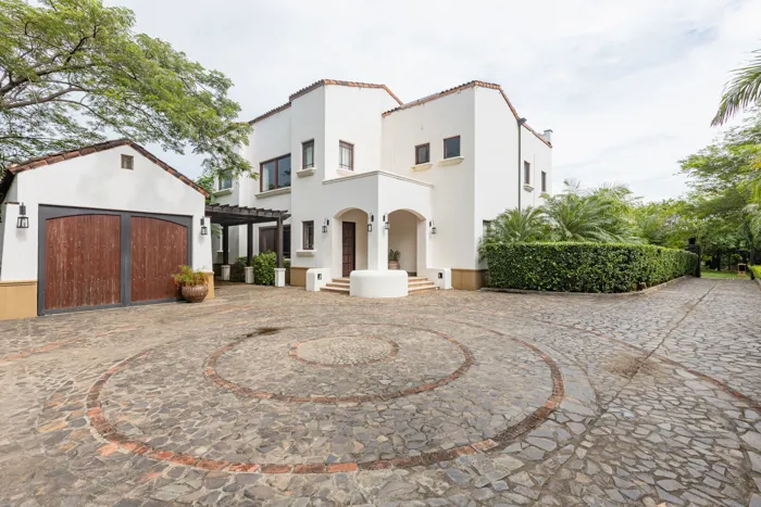 Casa Colonial Española de Lujo en Hacienda Pinilla en Tamarindo, Santa Cruz, Guanacaste — $1,795,000 - Foto 2 de 41