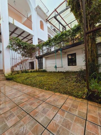 Casa de estilo mediterráneo con con una generosidad de espacio poco común. San Rafael de Heredia. en Concepción, San Rafael, Heredia — $400,000