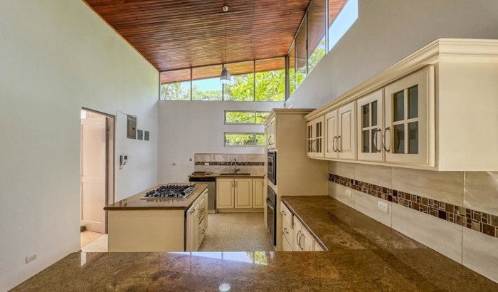 Spacious One-Level House for Rent Grecia in Mercedes, Atenas, Alajuela — $1,600 - Photo 2 of 14