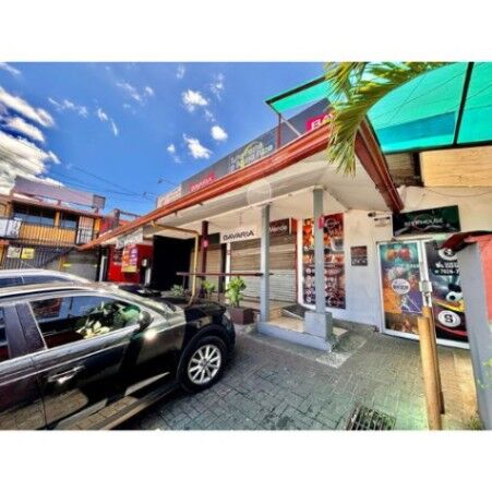 VENTA DE EDIFICIO CON SEIS LOCALES COMERCIALES Y UN APARTAMENTO, HEREDIA CENTRO en Heredia — $850,000