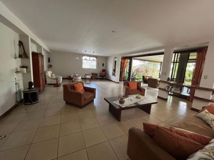 Venta casa con piscina, ascensor y gran lote en residencial privado #25-91 GS in Garita, Alajuela — $380,000