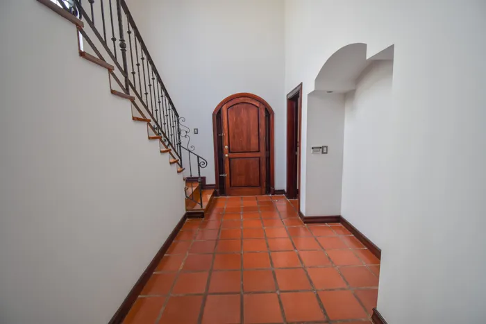 Casa de 4 Habitaciones + Sala de TV en Guachipelín de Escazú en Escazú, San José — $4,000 - Foto 2 de 39