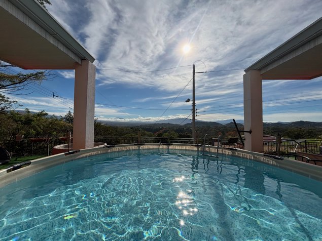 Casa con excelente vista cerca de la ciudad en comunidad cerrada en Atenas, Alajuela — $259,000