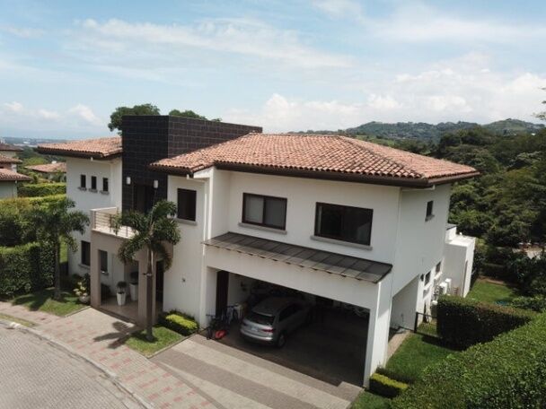 Se vende moderna casa con patio en condominio de Santa Ana 23-361 in Santa Ana, San José — $1,200,000