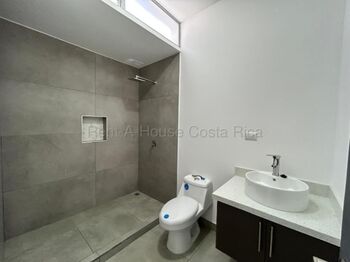 Moderna casa con vista a montañas en condominio en La Unión Cartago #26-1817 GS en Tres Ríos, La Unión, Cartago — $204,000 - Foto 5 de 11