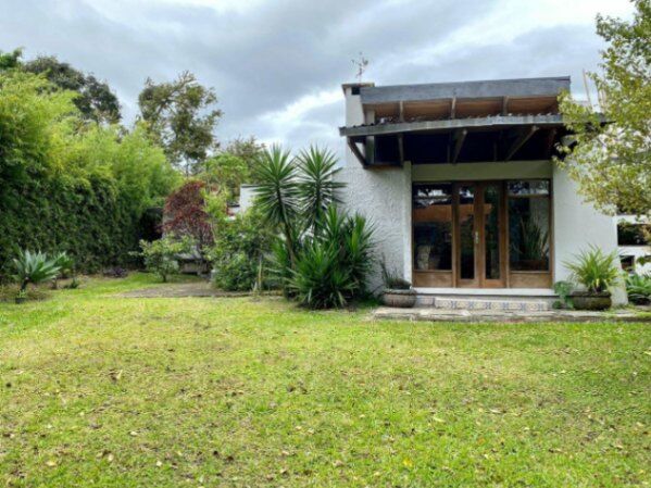 Casa con Amplio Jardín y Terraza en Escazú #25-1835 GS en San Rafael, Escazú, San José — $800,000