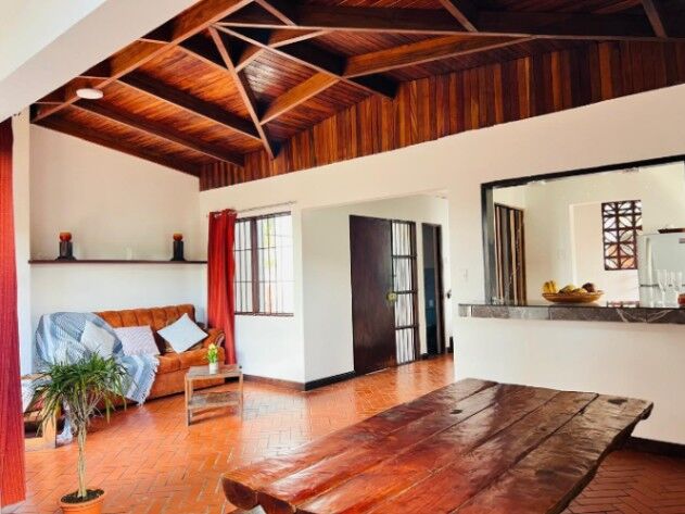 VENTA DE HERMOSA CASA CON USO DE SUELO MIXTO EN EL CENTRO DE BARVA DE HEREDIA in Barva, Heredia — $385,000