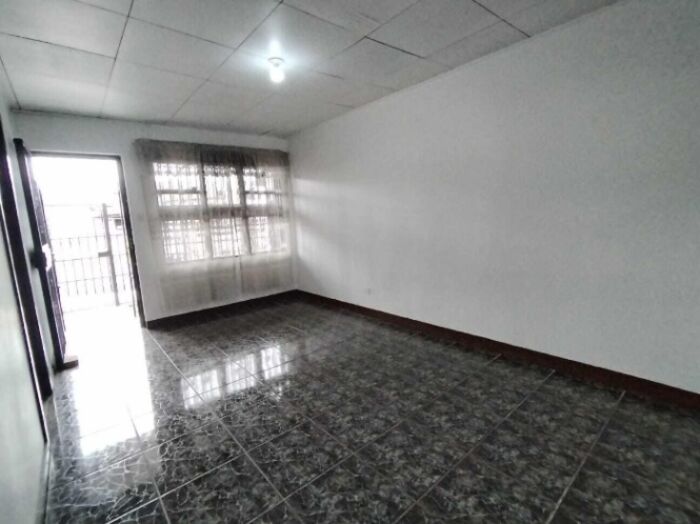 ¡Tu próximo negocio te espera en Los Sauces! Propiedad comercial con vivienda. en San Francisco de Dos Ríos, San José — $1,600