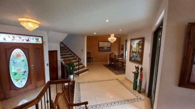 Venta de hermosa casa ubicada en mata de platano Guadalupe   26-1184 en Guadalupe, Goicoechea, San José — $350,000