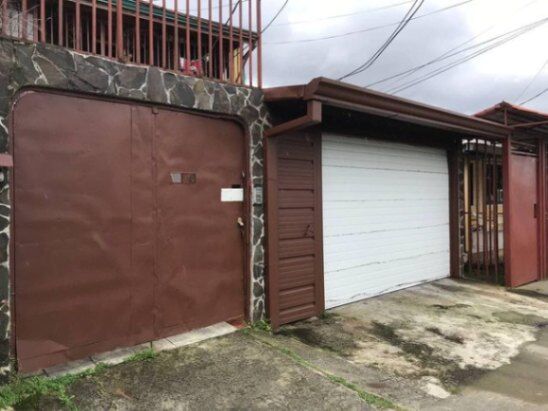 Casa + 4 Aptos en Venta en Montes de Oca, San José. in Sabanilla, Montes De Oca, San José — $385,000