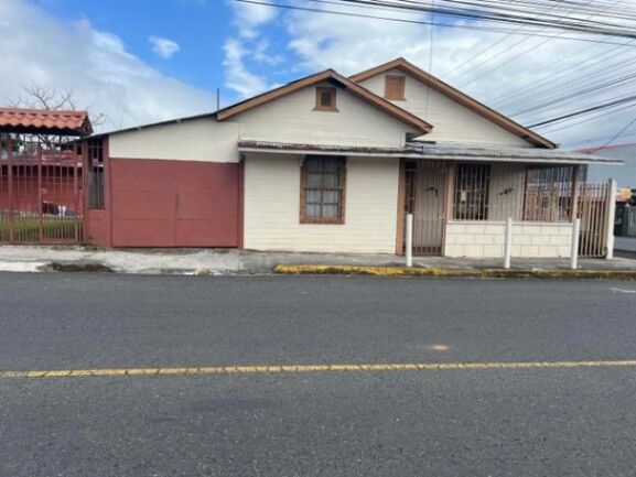Se venden 2 casas y 1 apartamento para inversión en San Rafael Heredia 25-1432 en San Rafael, Heredia — ₡ 350 000 000