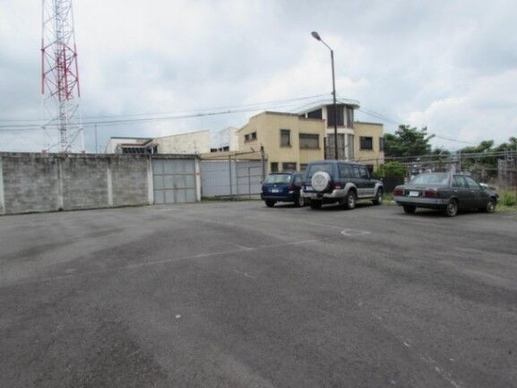 Se vende amplio lote con uso mixto en Zapote San José 23-1313 en Zapote, San José — $580,000