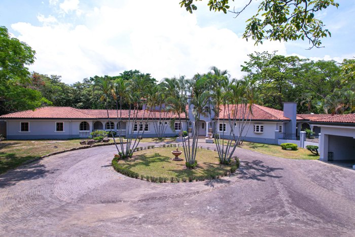 LUXURY VILLA FOR SALE IN TURRUCARES in Turrúcares, Alajuela — $1,775,000