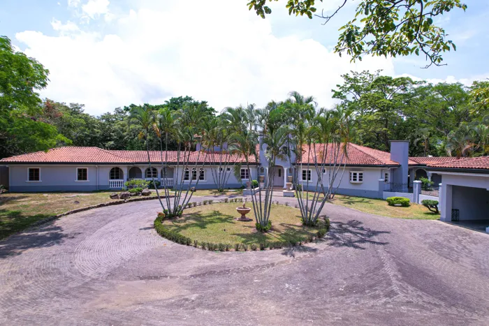 VILLA DE LUJO EN VENTA EN TURRUCARES en Turrúcares, Alajuela — $1,775,000