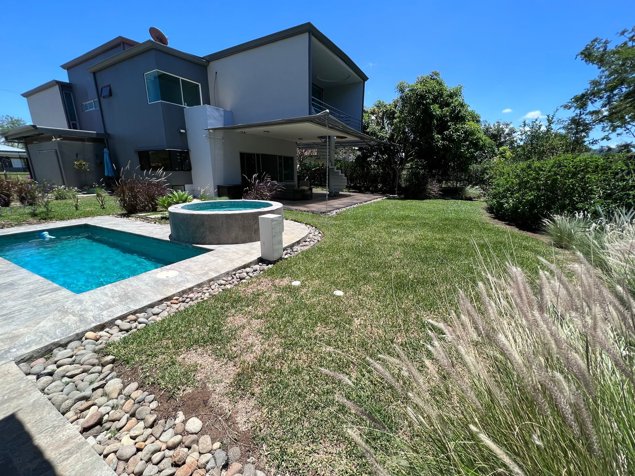 Con piscina casa moderna para Alquiler, en Hacienda Los Reyes. in Guácima, Alajuela — $3,600