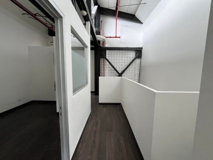 Local comercial con mezzanina y alta visibilidad en torre premium #26-1094 GS en Santa Ana, San José — $1,800