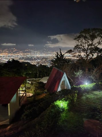 Gran oportunidad de venta  HOSTEL en las montañas de  Santa Ana en Santa Ana, San José — $900,000