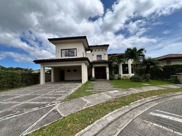 Casa en condominio para el alquiler y venta en Río de oro in Santa Ana, San José — $1,050,000