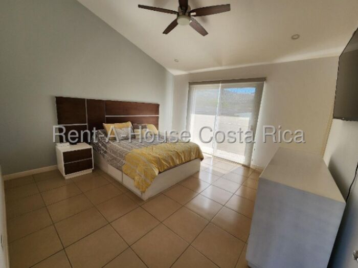 Venta de casa en condominio con jardín y acceso inmediato a Ruta 27 #26-1429 GS in Brasil, Santa Ana, San José — $222,000