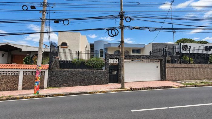 Venta de Propiedad con Uso Mixto en San Vicente de Moravia, Los Colegios. RAH 27-9 en San Vicente, Moravia, San José — $325,000 - Foto 1 de 14
