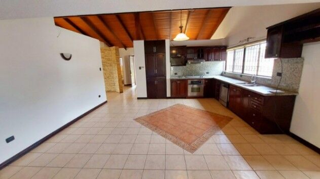 Se vende propiedad con amplio lote de 4,700m2 en San Rafael Heredia 25-1199 in San Rafael, Heredia — $450,000