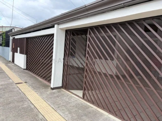 Se vende casa con apartamento en Heredia Centro 27-196 en Heredia — ₡ 88 000 000