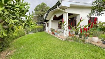 Venta de casa esquinera de una planta con jardín #27-289 GS in San Rafael, Escazú, San José — $275,000 - Photo 2 of 12
