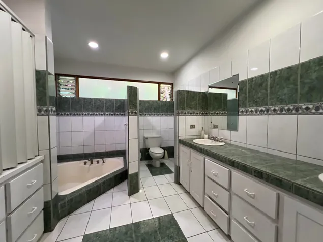 Venta de casa rodeada de jardines en ubicación céntrica #26-1295 GS en San Rafael, Escazú, San José — $850,000 - Foto 3 de 10