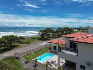 Casa de Lujo Frente al Mar con Piscina Privada en Playa Hermosa en Jacó, Garabito, Puntarenas — $7,000 - Foto 2 de 60