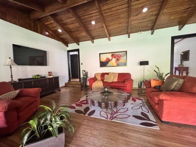 Venta de casa de un nivel con gran jardín y paneles solares #26-1336 GS in Santa Ana, San José — $1,400,000