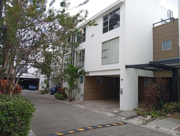 Venta de Casa de 3 Niveles en Santa Ana, San José. RAH 25-1841 in Santa Ana, San José — $395,000