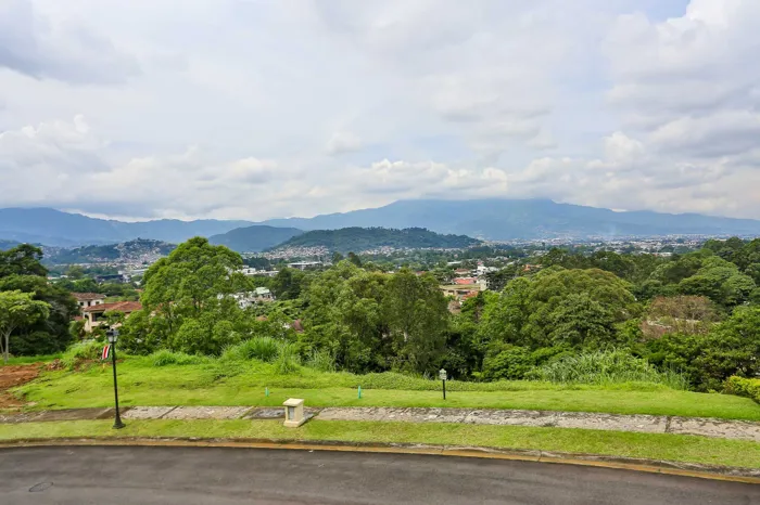 Lote en Venta Condominio Hacienda Gregal en Curridabat en Curridabat, San José — $400,000 - Foto 2 de 9
