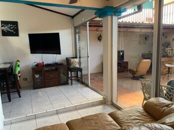 Casa con excelentes espacios en residencial de Heredia en La Asunción, Belén, Heredia — $330,000 - Foto 4 de 47