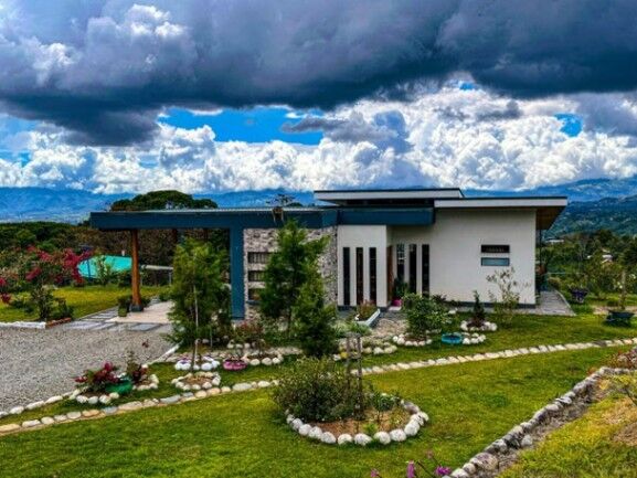 Se vende casa con mas de 8,500m2 de lote en Pérez Zeledón 25-1544 en El General, Pérez Zeledón, San José — $560,000