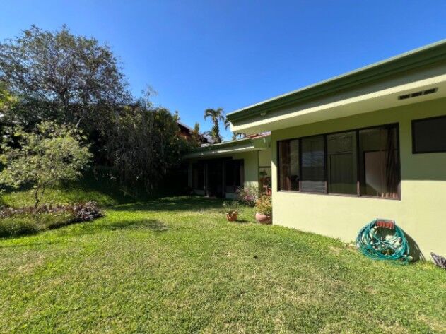 Venta de Espectacular Casa en Guachipelin, Escazú / Mls. 26-1295 OFC JB en San Rafael, Escazú, San José — $850,000