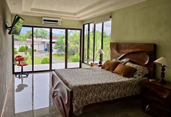 Villa Fortuna con excelente vista al Volcán Arenal in La Fortuna, San Carlos, Alajuela — $860,000 - Photo 4 of 14