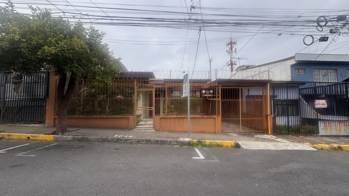 Venta Casa con Uso de Suelo Mixto en Barrio San Bosco, San José (AD) en Hospital, San José — ₡ 350 000 000 - Foto 2 de 12