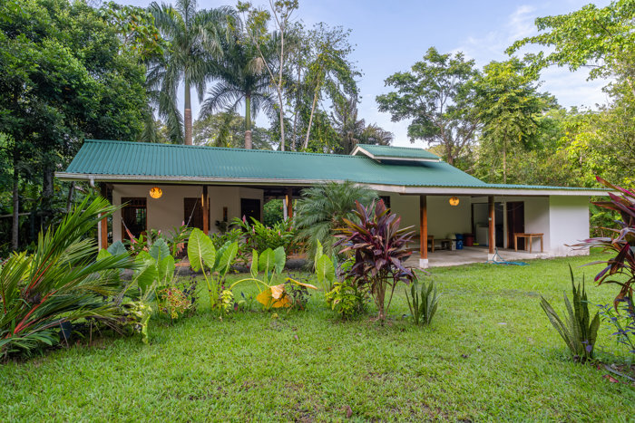 Playa Chiquita House 5 min from the beach en Cahuita, Talamanca, Limón — $445,000