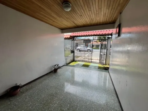Casa en venta en Curridabat Centro en Curridabat, San José — ₡ 137 500 000 - Foto 3 de 12
