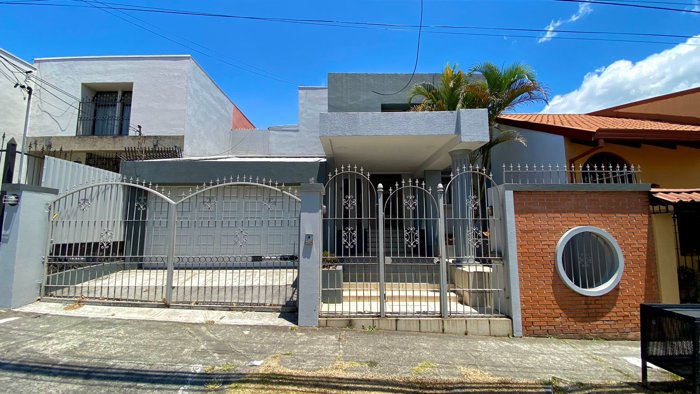 Curridabat, Casa de 4 habitaciones mas espacio de oficina en venta. en Curridabat, San José — ₡ 200 000 000