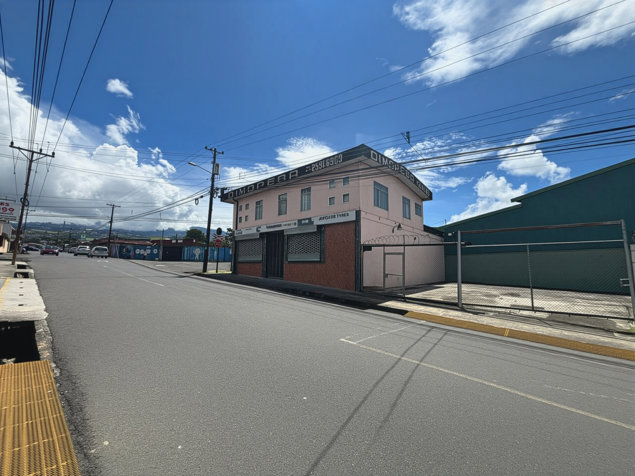 VENTA DE PROPIEDAD ESQUINERO CON BODEGA Y PARQUEO, CARTAGO, CENTRO in Occidental, Cartago — $545,000 - Photo 2 of 17