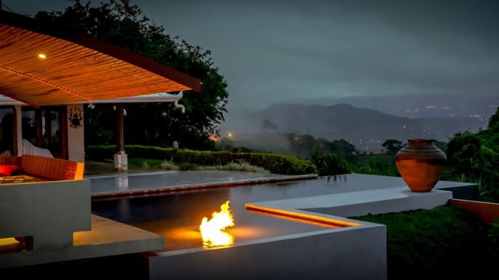 Ultramoderna casa y 3 casas de alquiler en residencial in Atenas, Alajuela — $1,600,000 - Photo 2 of 20