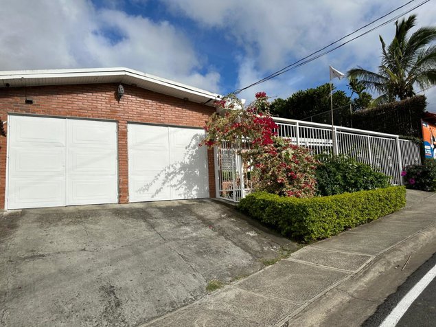 Hermosa casa de un solo nivel en Escazú en San Antonio, Escazú, San José — $445,000