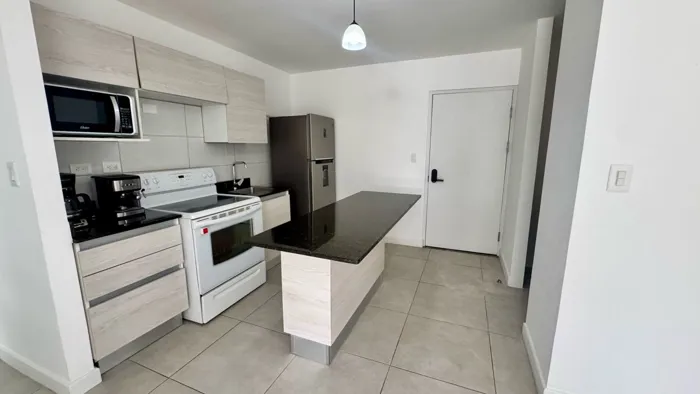 Venta Apartamento Primer Piso Línea Blanca y Jardín en Curridabat en Granadilla, Curridabat, San José — $160,000 - Foto 2 de 38