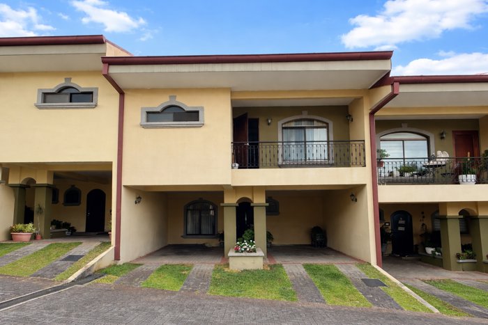 Venta / Espaciosa Casa en Condominio En ayarco in Curridabat, San José — $250,000
