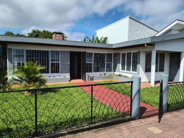 CÉNTRICA Y BELLA PROPIEDAD Y CASA EN SAN RAMÓN, ALAJUELA.  en San Ramón, Alajuela — ₡ 250 000 000