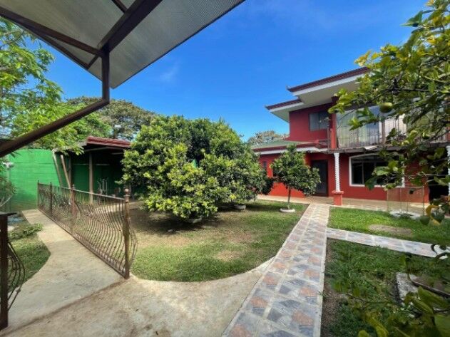 hermosa casa con apartamentos  in Paraíso, Cartago — ₡ 325 000 000
